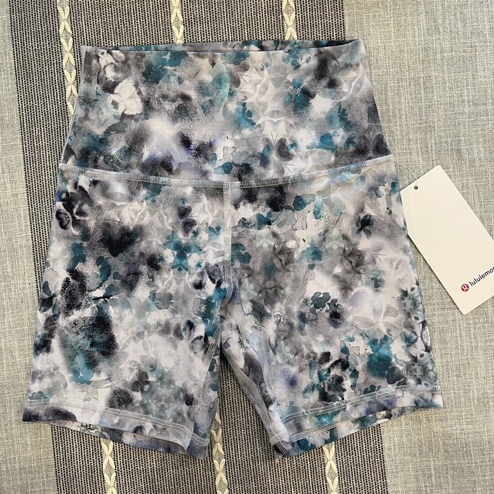 NWT - Lululemon align 6” short - size 4